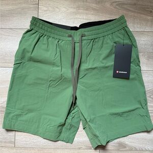 NWT Lululemon Bowline Short 8” Cedar Green Size L